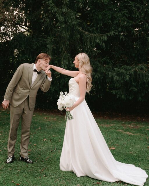 Trouwalbums hebben altijd al in mijn aanbod gezeten, omdat ik het zó waardevol vind om foto’s af te drukken. Al helemaal van je trouwdag, deze foto’s gaan generaties mee. 

Momenteel ben ik bezig met het ontwerpen van een uniek, luxe coffee table book voor in mijn aanbod. Zó tof! 💗

Zodra ik klaar ben met het ontwerpen, deel ik meer met jullie.